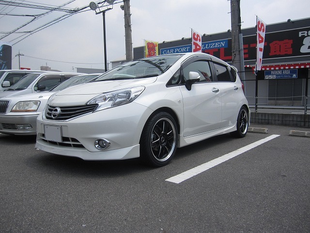 ニッサン ノート グラムライツ レイズ 57 アルティメイト Scスペック 17インチ 7 0j Bk Sc リムdc 装着ギャラリー カーポートマルゼン アルミホイールとタイヤの専門店