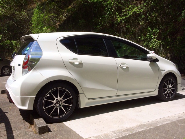 トヨタ アクア クロススピード ホットスタッフ プレミアム R 16インチ 6 0j ブラックポリッシュ 装着ギャラリー カーポートマルゼン アルミホイールとタイヤの専門店