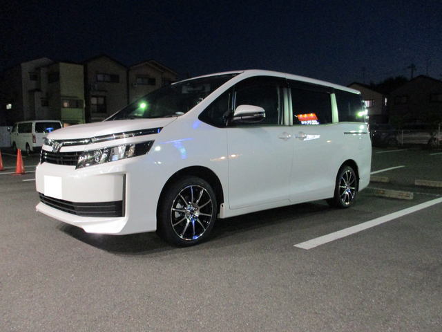 Toyota voxy zrr80g