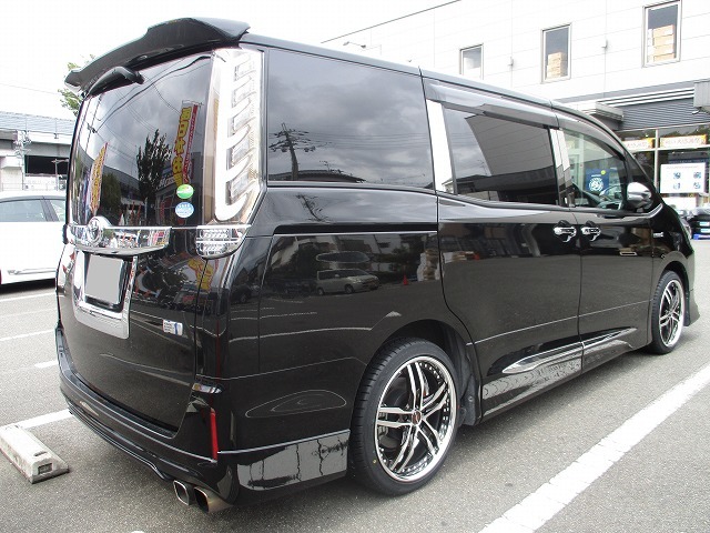 ノア(NOAH) 80系 ZWR80G、ZWR80W(80系) | 装着ギャラリー | カーポート