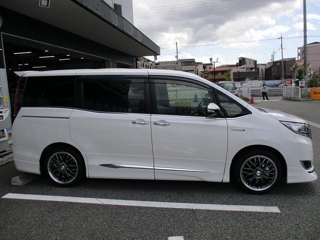 エスクァイア (ESQUIRE) 80系 ZWR80G | 装着ギャラリー | カーポート