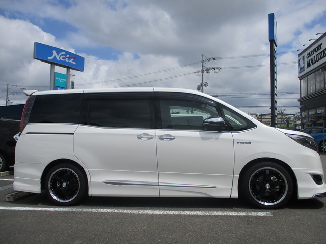 0905 ☆送料無料/良品☆ 80系 エスクァイア ZRR80G/ZWR80G 純正 フロントエンブレム フロントグリル用 53116-28030 良品 エスクァイア型式：DBA-ZRR80G（トヨタ）のクルマカタログ｜中古車の