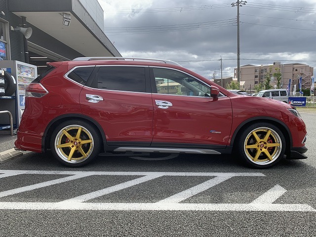 Ｔ３２/ＮＴ３２/ＨＴ３２/ＨＮＴ３２　エクストレイル　後期　 フロントグリル　単色塗装　エアロ　　カーパーツ