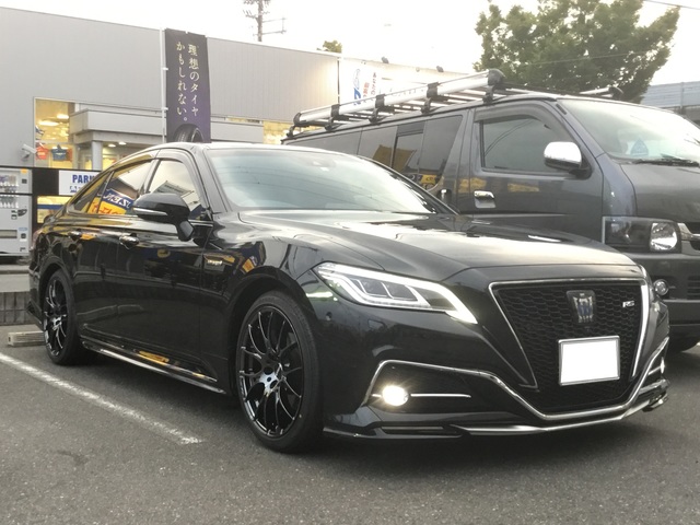 トヨタ クラウン 平成30年6月 型式 6aa Azsh 2 5l ハイブリッド 駆動方式 2wd レイズ Homura ホムラ 2 7 Jet Black Edition 装着写真から選んでショッピング カーポートマルゼン公式サイト アルミホイールとタイヤの専門店