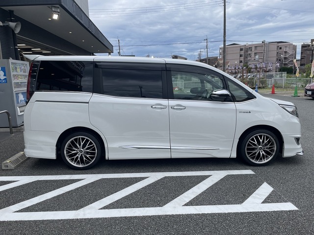 エスクァイア (ESQUIRE) 80系 ZWR80G | 装着ギャラリー | カーポート