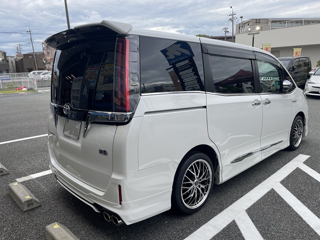 エスクァイア (ESQUIRE) 80系 ZWR80G | 装着ギャラリー | カーポート