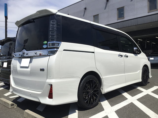 ヴォクシー(VOXY) 80系 ZRR80W | 装着ギャラリー | カーポートマルゼン