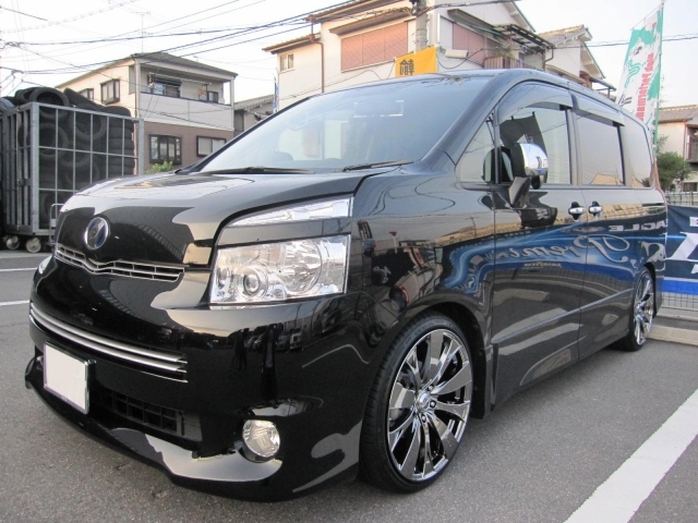 トヨタ ヴォクシー Voxy ベルサス レイズ ストラテジーア スクード Scudo 19インチ 8 0j クロモイタリアーノ 装着ギャラリー カーポートマルゼン アルミホイールとタイヤの専門店